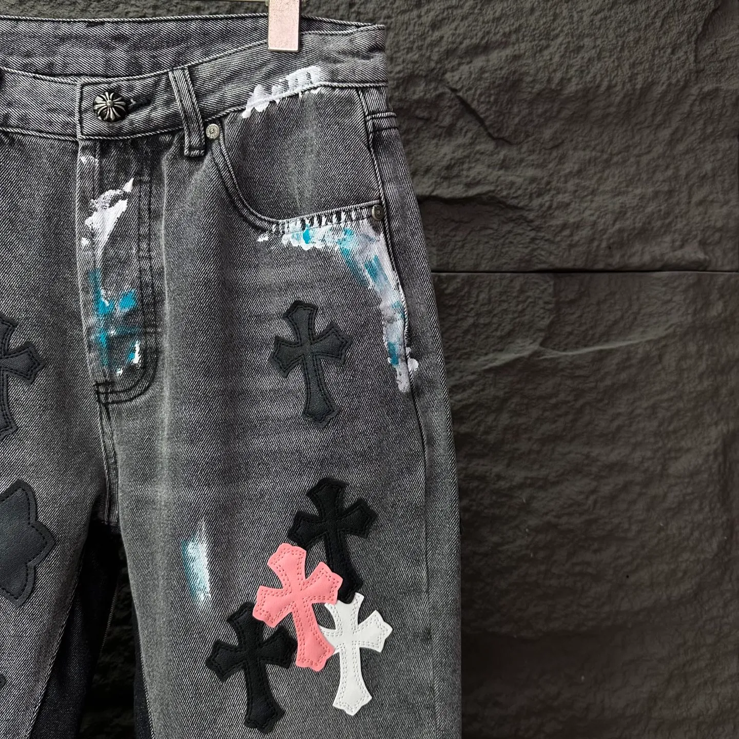 P350 GALLERY DEPT. & Croixin co-branded 2025 new Cow King patchwork hand-painted colorful cross patchwork leather couple style bootcut jeans 🔥High version🔥High version🔥 Top ceiling quality Styles with different washed textures are very friendly to people with thin legs and thick legs. The bootcut version is very flattering. Moderate length that never goes out of style, easy to match with casually, basic styling for various styles, a must-have in the wardrobe! The fabric is stiff but also makes the upper body soft without losing texture. The washing process is even more perfect. It is a must-have item for everyone! ! ! Washed wheat, tag, trouser label, three labels complete Color: washed black Size: 28, 30, 32, 34, 36 (five sizes)